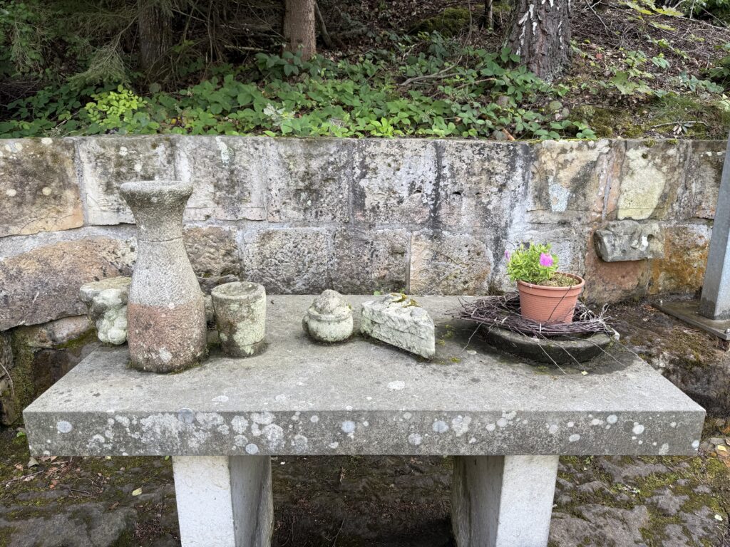 Ein Picknick aus Steinobjekten.