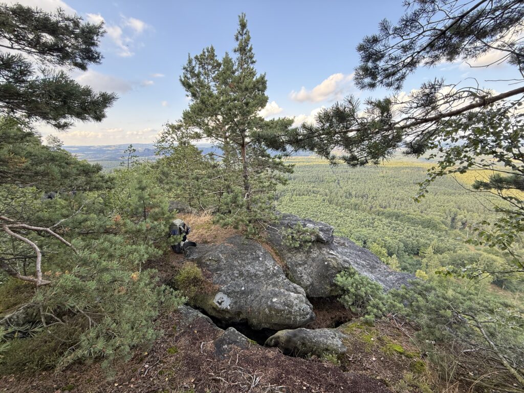 Blick auf meinen Camp-Platz am Felsvorsprung.