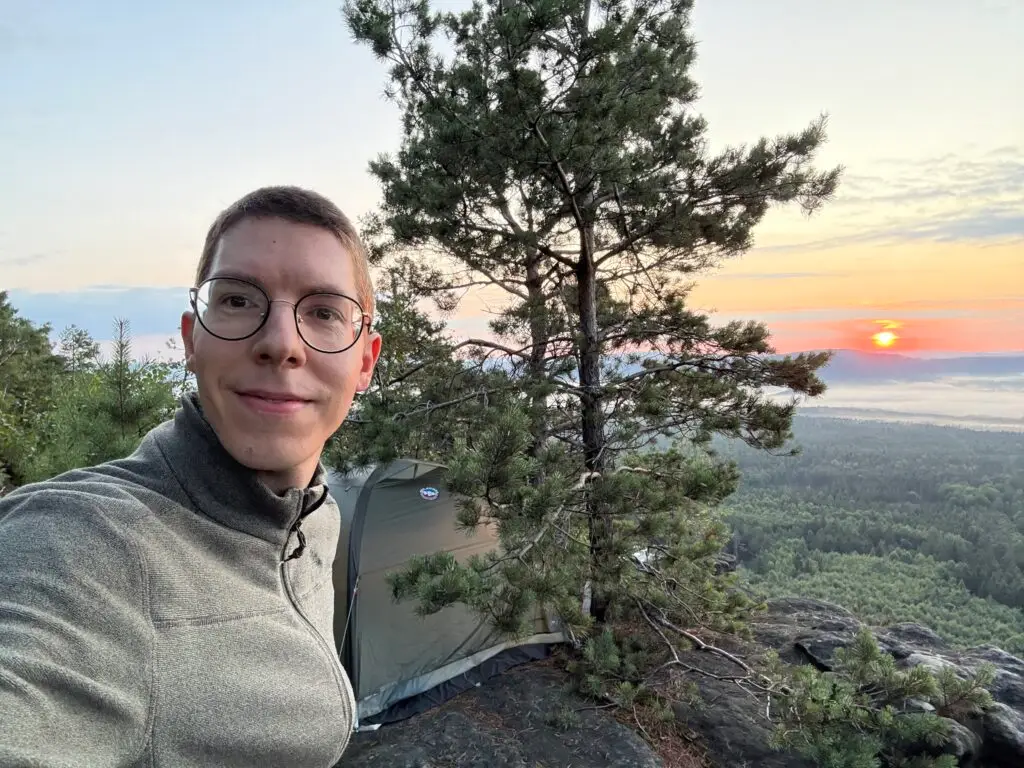 Tim von Wanderflug World vor seinem Zelt.