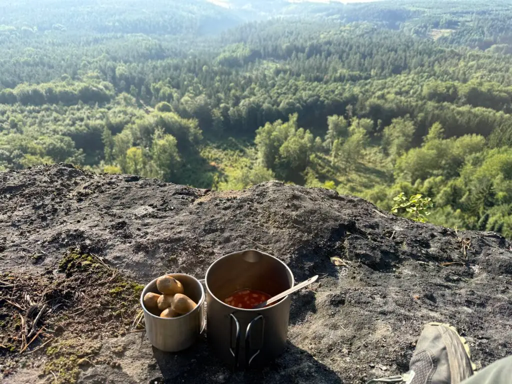 Frühstück mit Baked Beans, Veganer Würstchen und einer top Aussicht.